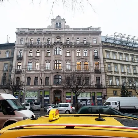 Relaxing Brand New Spot In The Lively Center * Budapeşte