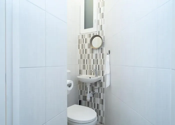 Relaxing Brand New Spot In The Lively Center Apartment *